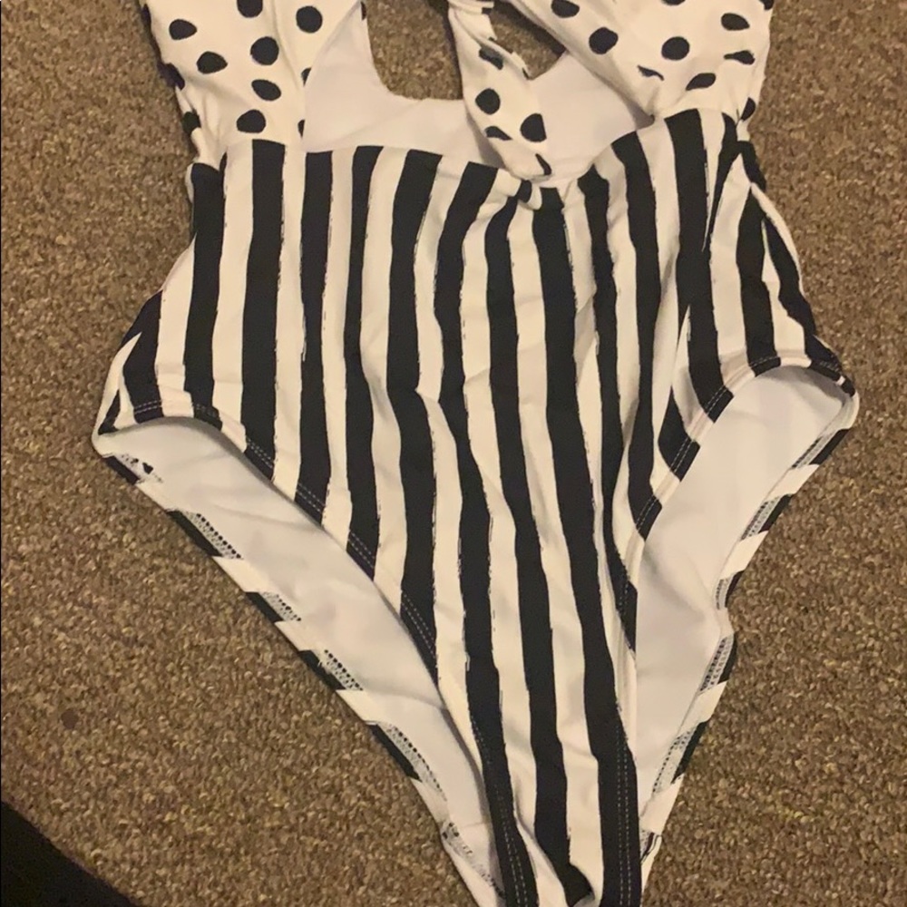 Bathing suit - Picture 2 of 3